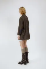 Bota de cuero marrón con caña media, punta cuadrada, taco bloque y detalles de correas con hebillas metálicas.