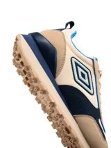 Championes Umbro Venturi para hombre, confeccionados en cuero y malla. Diseño en tonos beige, azul marino y detalles en azul vibrante, con suela dentada de EVA y TPR.