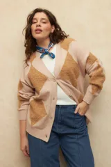 Cardigan de punto con escote en V y cierre frontal de botones. Presenta un diseño geométrico de rombos en tonos beige y marrón, con mangas largas y puños acanalados.