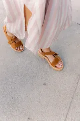 Sandalias de plataforma con suela track, confeccionadas en una combinación de cuero liso y cuero con textura croco. Presentan tiras anchas en el empeine y cierre con hebilla ajustable en el talón.