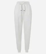 Conjunto de dos piezas color beige, compuesto por un sweater de manga larga con cuello polo y cierre frontal parcial, y un pantalón jogger a juego con cordón ajustable en la cintura.