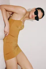 Vestido corto de poliamida, con escote corazón y tirantes finos ajustables.