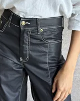 Pantalón de jean estilo wide leg con costuras verticales frontales, tiro alto y bolsillos laterales.