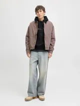 Buzo con capucha y manga larga, fit relajado, color negro. Confeccionado en tejido loopback con interior suavemente cepillado. Presenta un pequeño bordado blanco en el pecho.