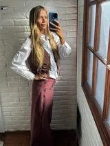 Pantalón wide leg de jean en tono azul, con diseño bicolor que combina paneles laterales en color blanco, bolsillos traseros appliqués y detalles de etiqueta de cuero con la marca.