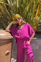 Remerón de lino color lila, de corte holgado y cuello en V.