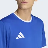 Remera deportiva Adidas color azul con cuello redondo y ribetes blancos en el cuello y las mangas. Cuenta con el logo de la marca bordado en el pecho.