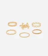 Set de seis anillos dorados con diferentes diseños, incluyendo un anillo con forma de cangrejo. Fabricados con metal reciclado.
