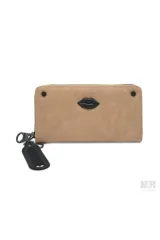 Billetera rectangular color beige con cierre de cremallera y aplique de labios negros. Incluye llavero con logo de la marca.