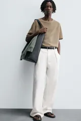 Camiseta de punto ligero color marrón topo, con cuello redondo y manga corta ancha. Presenta una textura acanalada o de estructura fina.