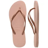 Ojotas Havaianas modelo Slim, de color rosado con tiras finas metálicas y textura de grano de arroz en la suela.