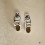 Sneakers de cuero natural y dorado con cierres de velcro, puntera con animal print de leopardo, y detalles pintados a mano.