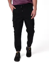 Pantalón cargo tipo jogger negro, con cintura elástica ajustable mediante cordón, bolsillos laterales tipo cargo en las piernas y puños elásticos en los tobillos.