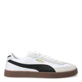 Championes Puma modelo Club II Era, de diseño retro con capellada en combinación de cuero y gamuza. Presentan el logo de la marca en dorado en el lateral, la icónica franja lateral en contraste blanco y una suela de goma color caramelo con textura.