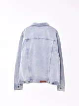 Campera de jean con lavado ácido, cierre frontal con botones metálicos, bolsillos frontales con solapa y bolsillos laterales.