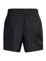 Short deportivo Under Armour de la colección Terrace96, confeccionado en tejido de nailon ligero con acabado arrugado. Presenta un diseño minimalista en color negro, con cintura elástica integrada y bolsillos laterales abiertos.