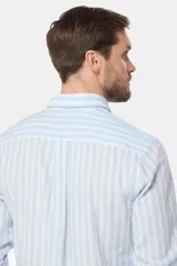 Camisa de lino de manga larga con diseño de rayas verticales en tonos verde y blanco, cuello camisero, cierre frontal de botones y bordado sutil en el pecho.