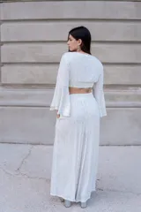 Top celeste con lurex, escote cruzado y mangas anchas acampanadas.