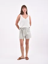 Short negro de tiro alto con cintura elastizada y lazo para ajustar.