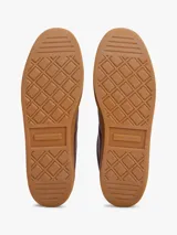 Zapatillas de corte bajo confeccionadas en piel napa brillante color bordó, con suela de goma color caramelo. Presentan insignia metálica del monograma TH en el lateral y detalle en blanco en el talón.