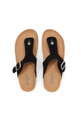 Sandalias de dedo estilo Birkenstock color tabaco, confeccionadas con tiras de gamuza sintética, hebilla metálica de ajuste y suela anatómica de corcho con base de goma antideslizante.