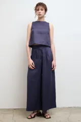 Pantalón azul marino de lino, de corte palazzo y tiro alto.