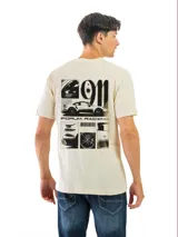 Remera de algodón preencogido color azul oscuro, con cuello en V y estampado frontal en blanco con la palabra "Morgenstern" en tipografía gótica.