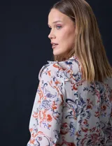 Vestido midi de gasa estampada marca Julia Jordan, con cuello a la base fruncido, escote en V y lazo de ajuste. Cintura con lazo de ajuste, manga larga con puño elastizado y forro interno.