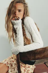 Pack de dos anillos metálicos dorados con detalles en resina negra y diseños florales. Uno de los anillos es ovalado con flores rojas y fucsias, y el otro tiene forma de corazón con un pájaro y flores.