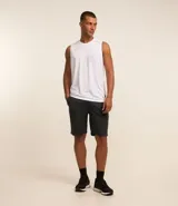 Bermuda deportiva masculina, modelo long, confeccionada en microfibra gris, con cintura elástica, cordón para ajuste y bolsillos laterales.