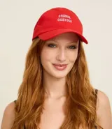 Gorra de sarga de algodón color rojo, con visera curva y ajuste trasero. Presenta bordado en la parte frontal con el texto "GRANDE GOSTOSA" en letras blancas.