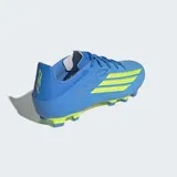 Championes de fútbol Adidas F50 Club FG/MG, color azul con las tres tiras características en amarillo y suela con tapones multitaco.