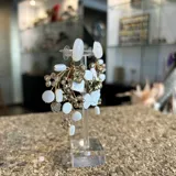 Aros colgantes hechos a mano con cristales dorados y nácar blanco. Se ajustan con perforación.