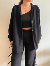 Camisa negra de manga larga con botones y cuello clásico.