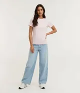 Remera básica de cuello redondo y manga corta con dobladillo, confeccionada en tejido de algodón suave y ligero.