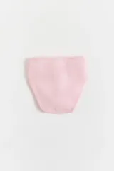 Pack de tres bombachas tipo vedetina de algodón con cintura elástica y etiqueta de la marca. Incluye una unidad lisa en color gris melange, una unidad lisa en color rosa y una unidad blanca con estampado de corazones rojos y rosados.