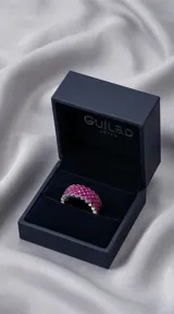 Anillo de plata 925 con diseño en zigzag, engastado con múltiples circonias de color fucsia en corte cuadrado.