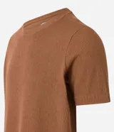 Remera de media malla verde militar con cuello redondo y mangas cortas, de corte clásico.