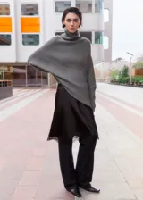 Jersey gris de punto acanalado con cuello alto tortuga, manga larga de corte holgado y diseño asimétrico más largo en los laterales.