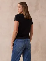 Remera azul marino de algodón y viscosa, de corte clásico y manga corta.