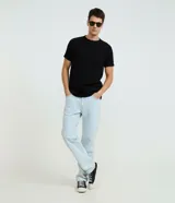Remera masculina de media malla color negro, con cuello redondo, manga corta y textura vertical en toda la prenda.