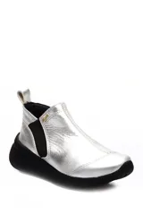 Zapato deportivo sin cordones con estampado de leopardo y elásticos laterales.