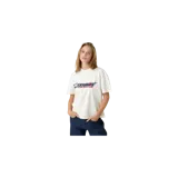 Remera de manga corta color blanco arena, de corte oversized, con cuello redondo y estampa frontal de estilo gráfico y deportivo con el texto "Eme Studios Music Selectors".