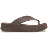 Sandalias plataforma tipo ojotas Crocs Getaway Groove Platform Flip, color marrón, con tiras anchas texturizadas y suela gruesa.