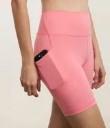 Short ciclista Get Over de microfibra color verde oscuro, de tiro alto y diseño ajustado con bolsillos laterales funcionales.