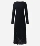 Vestido largo de malla texturizada con cuello redondo y manga larga. Presenta un corte evasé con acabado de encaje discreto, ofreciendo una caída fluida y elegante.