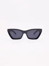 Lentes de sol negros con forma de ojo de gato.
