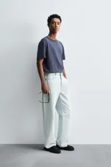 Jeans de hombre straight fit, color celeste claro con efecto lavado. Confeccionados en denim de algodón, cuentan con cinco bolsillos y cierre frontal con botones. Pertenecen a la colección especial Origins.