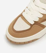 Championes de caña corta marca Satinato, confeccionados en material sintético tipo cuero (PU). Presentan un diseño de paneles en tonos beige y tostado, con suela de plataforma tipo caja y cierre mediante cordones.