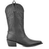 Bota texana negra de cuero sintético con bordados decorativos y punta fina.